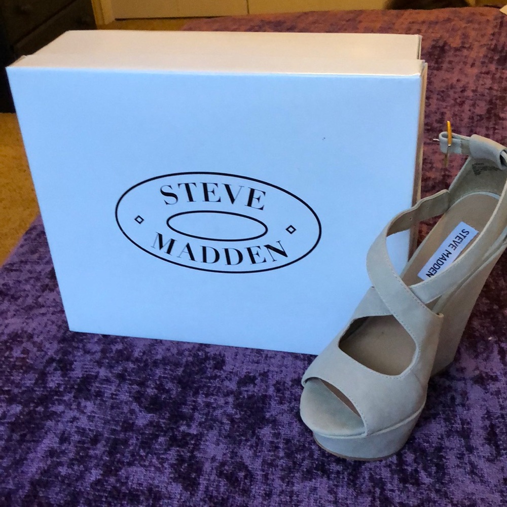 Grey strapped wedges